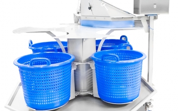 ABM_s Drehscheibe für Behälter nach der Waschanlage